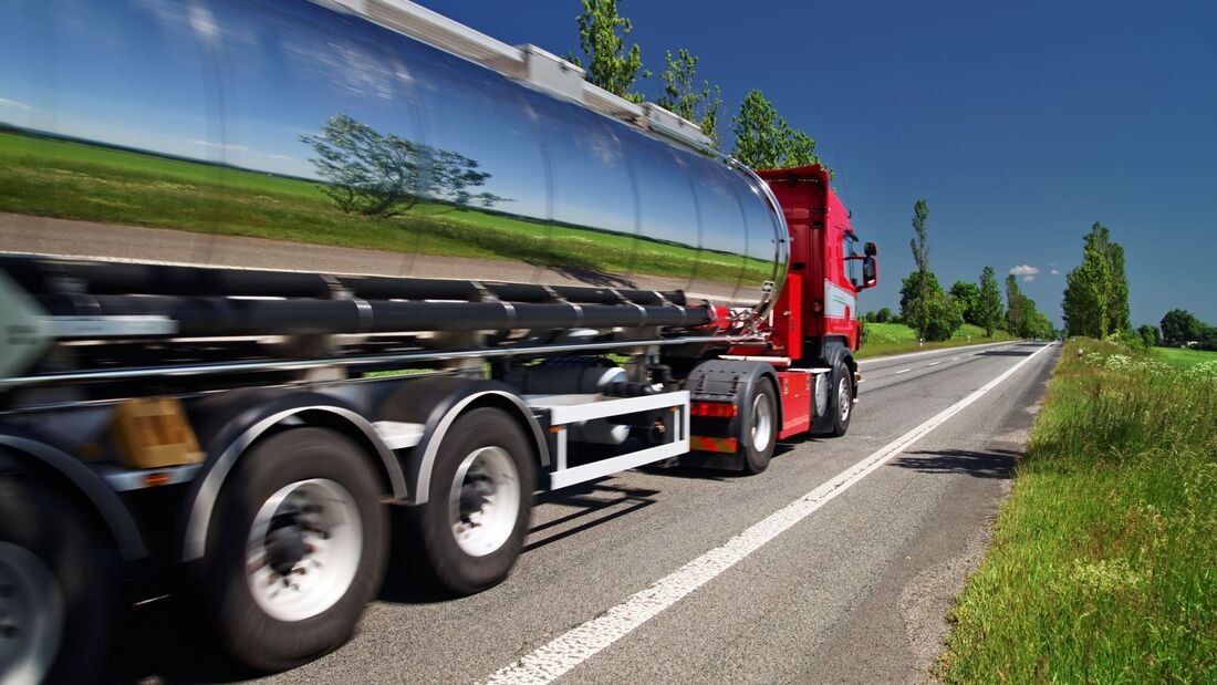 Chrom Truck mit Spiegelung Landschaft