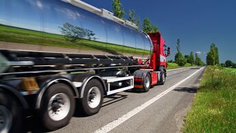 Chrom Truck mit Spiegelung Landschaft