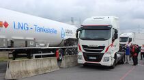 Circa fünf Minuten dauert es, bis die zwei 540 Liter fassenden LNG-Tanks des Iveco Stralis wieder befüllt sind – im Alltagseinsatz fährt die Sattelzugmaschine damit rund 1.200 Kilometer ohne Tankstopp.