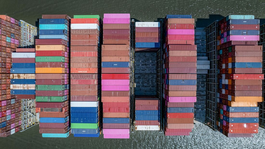 Container, Containerschiff, Transport, zustellen, Seefahrt, Import, Ausfuhr, Beförderung, Wasser, Fracht, Ozean, Umweltschutz, Hafen, Industrie, Meer, gewerblich, Logistik, Business, Boot, nautisch, in grossen Mengen, Tanker, Fluss, Übersee