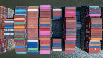Container, Containerschiff, Transport, zustellen, Seefahrt, Import, Ausfuhr, Beförderung, Wasser, Fracht, Ozean, Umweltschutz, Hafen, Industrie, Meer, gewerblich, Logistik, Business, Boot, nautisch, in grossen Mengen, Tanker, Fluss, Übersee
