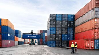 Container-Umschlag am Rhenus-Terminal
