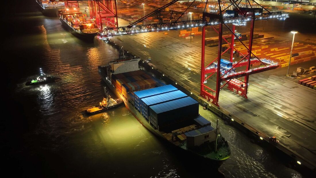 Containerschiff Kawa Ningbo am Jade Weser Port in Wilhelmshaven 