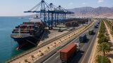 Containerschiff im Hafen von Fujairah sowie Container-Lkw auf der Straßenverbindung in Richtung Dubai. DP World plant eine Ausweichroute zur Straße von Hormus.
