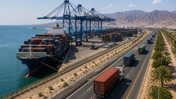 Containerschiff im Hafen von Fujairah sowie Container-Lkw auf der Straßenverbindung in Richtung Dubai. DP World plant eine Ausweichroute zur Straße von Hormus.