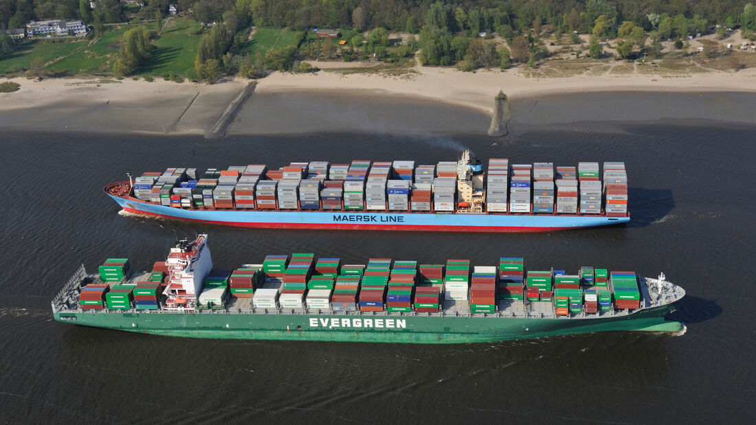 Containerschiffe auf der Elbe.