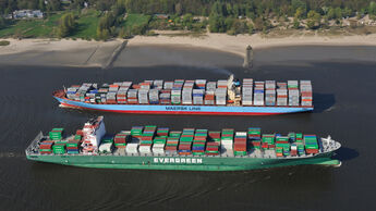 Containerschiffe auf der Elbe.