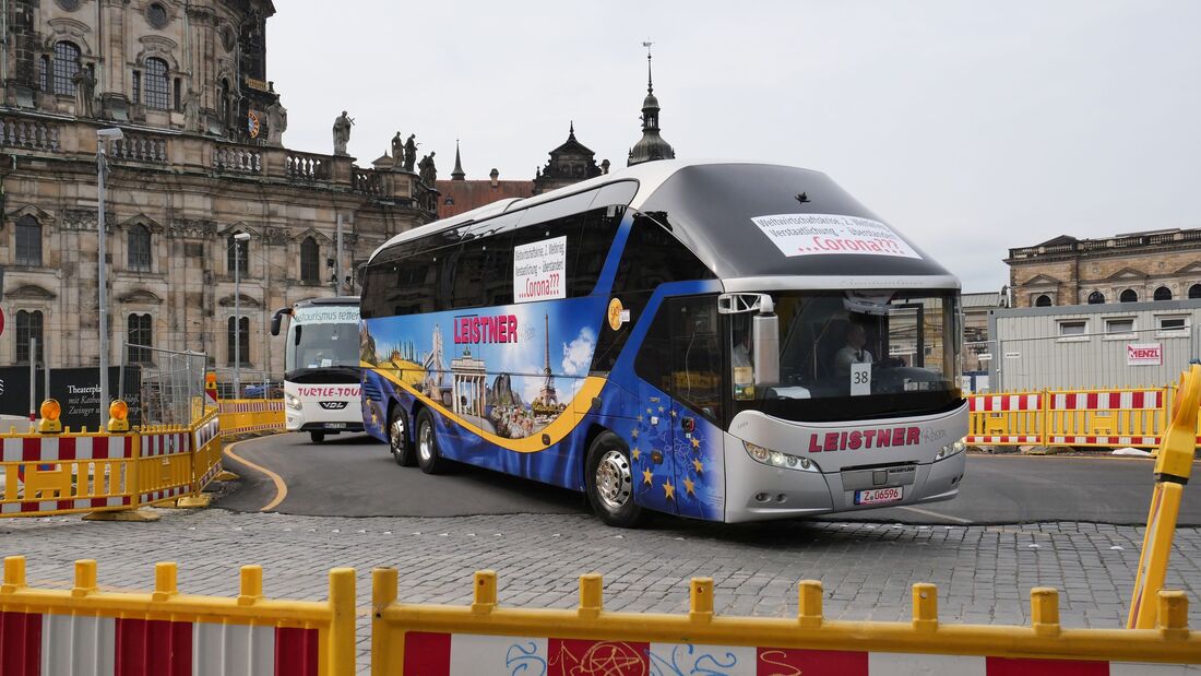 Corona-Bus-Korso durch Dresden