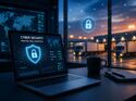 Cybersecurity-Dashboard vor einem Logistikstandort mit Lkw. IT-Sicherheit gewinnt für Transport- und Logistikunternehmen an Bedeutung.