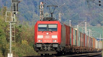 DB Cargo mit Ellok Baureihe 185 und Containerzug im Leinetal