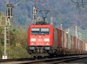 DB Cargo mit Ellok Baureihe 185 und Containerzug im Leinetal