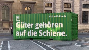 DB Cargo wirbt mit Frahctcontainern in der Innenstadt für die Schiene.