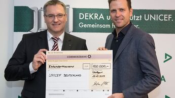 DEKRA ueberreicht Spendenscheck an UNICEF-Paten Oliver Bierhoff