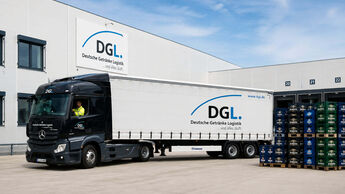 DGL-Lkw vor einem Logistikzentrum in Hamburg als Symbol für die Übernahme von Kirchhoff, Timmermann und Alster-Getränke durch die Deutsche Getränke Logistik.