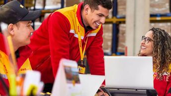 DHL-Beschäftigte im Warehouse