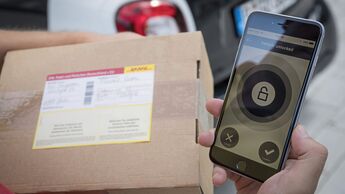 DHL-Kofferaumzustellung in einen Smart.