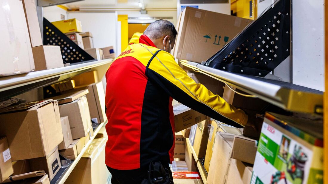 DHL-Zusteller am Black Friday 2025
