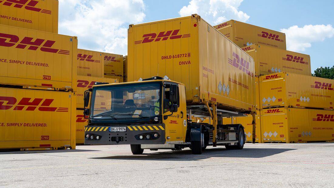 DHL erweitert seine elektrische Hoflogistik: 25 Kamag ePrecisionMover sollen künftig Wechselbrücken in deutschen Paketzentren rangieren. Der Hersteller verspricht Vorteile im Mehrschichtbetrieb, nennt aber keine konkreten Verbrauchs- oder Kostendaten.