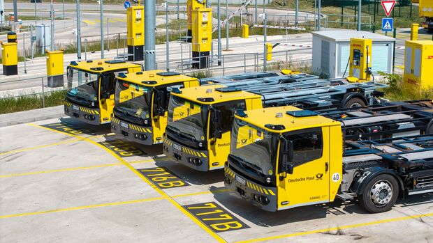 DHL erweitert seine elektrische Hoflogistik: 25 Kamag ePrecisionMover sollen künftig Wechselbrücken in deutschen Paketzentren rangieren. Der Hersteller verspricht Vorteile im Mehrschichtbetrieb, nennt aber keine konkreten Verbrauchs- oder Kostendaten.