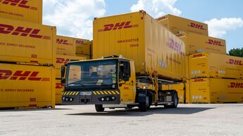 DHL erweitert seine elektrische Hoflogistik: 25 Kamag ePrecisionMover sollen künftig Wechselbrücken in deutschen Paketzentren rangieren. Der Hersteller verspricht Vorteile im Mehrschichtbetrieb, nennt aber keine konkreten Verbrauchs- oder Kostendaten.