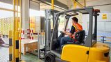 DHL startet Lödung Heavy Weight Express: Stapler verlädt HWX-Sendung