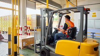 DHL startet Lödung Heavy Weight Express: Stapler verlädt HWX-Sendung