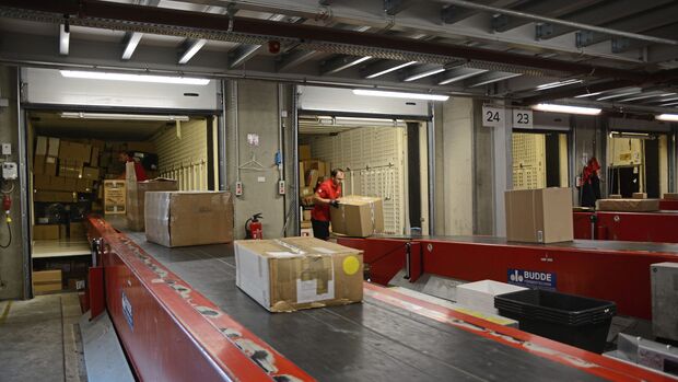 DPD Spedition FF 10/19  Hub Pforte Tor an der rampe (MAN) brücken (Adelmann) Band Pakete  ausgeladen Zentrale überwacht Wiesen Umsetzen Brücken Plomenkontrolle Betriebsart Patrick Gerson Verdi Logistik Paket Paketdienst