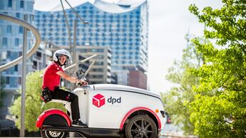 DPD-Zusteller ist mit dem E-Fahrzeug Tripl unterwegs.