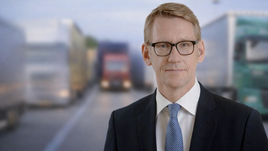 DSLV-Hauptgeschäftsführer Frank Huster vor Lkw-Parkplatz