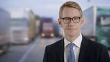 DSLV-Hauptgeschäftsführer Frank Huster vor Lkw-Parkplatz