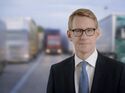 DSLV-Hauptgeschäftsführer Frank Huster vor Lkw-Parkplatz