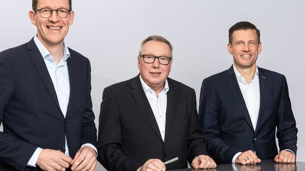 Dachser-CEO Burkhard Eling, Vorsitzender der Tafeln Deutschland Andreas Steppuhn und COO Road Logistics bei Dachser Alexander Tonn (von links) unterzeichnen den Kooperationsvertrag. 
