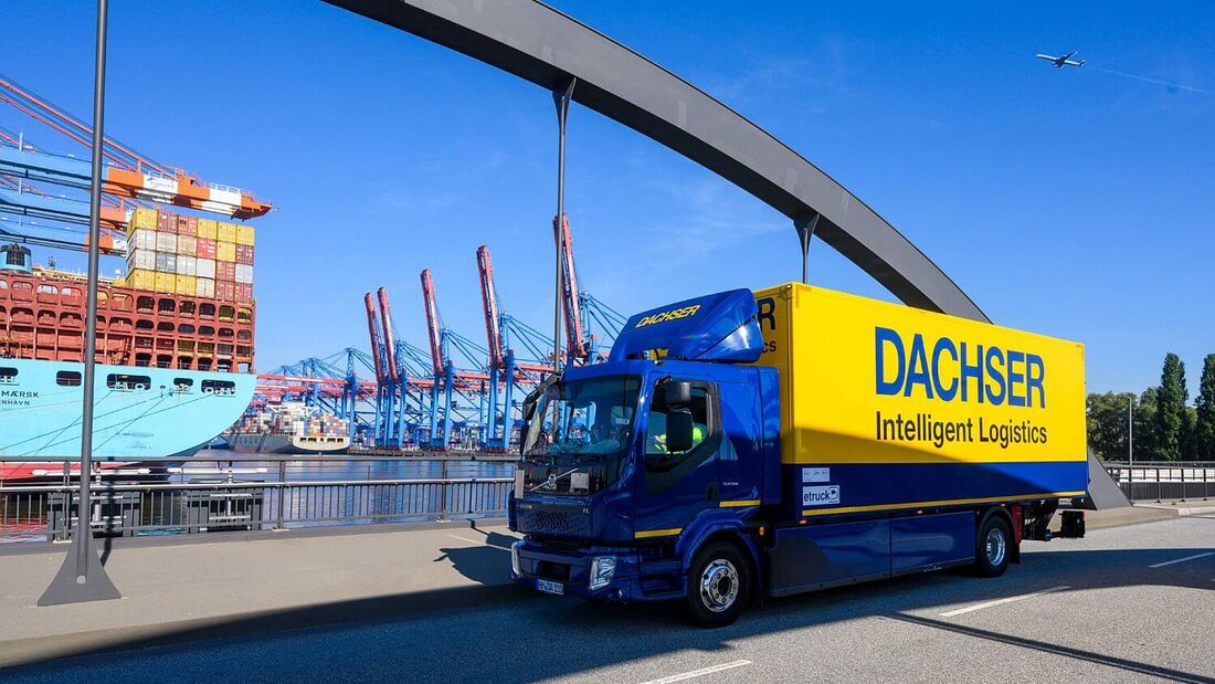 Dachser-Lkw am Hafen