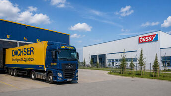 Dachser-Lkw vor einem Logistikzentrum neben einem Tesa-Gebäude als Symbol für den Wechsel der europäischen Lagerlogistik.