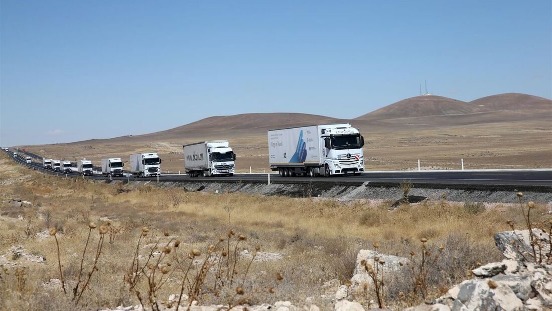Daimler Hilfskonvoi in die Türkei, syrisches Flüchtlingscamp, Actros