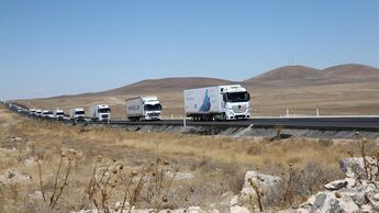 Daimler Hilfskonvoi in die Türkei, syrisches Flüchtlingscamp, Actros