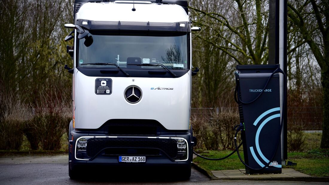 Daimler Truck baut halböffentliches Ladenetzwerk für Lkw auf – erste Pilotkunden erfolgreich gestartet
Daimler Truck establishes semi-public charging network for trucks – first pilot customers successfully launched