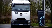 Daimler Truck baut halböffentliches Ladenetzwerk für Lkw auf – erste Pilotkunden erfolgreich gestartet

Daimler Truck establishes semi-public charging network for trucks – first pilot customers successfully launched