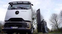 Daimler Truck baut halböffentliches Ladenetzwerk für Lkw auf – erste Pilotkunden erfolgreich gestartet

Daimler Truck establishes semi-public charging network for trucks – first pilot customers successfully launched