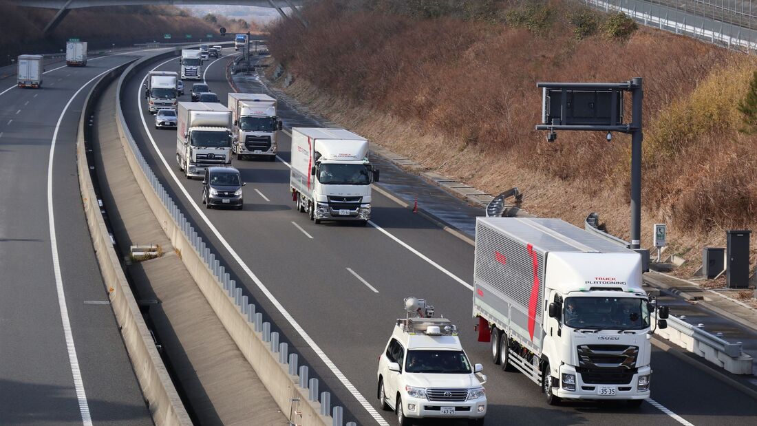 Daimler Trucks testet Platooning-Technologie fÃ¼r mehr Effizienz bei Lkws jetzt auch in Japan
