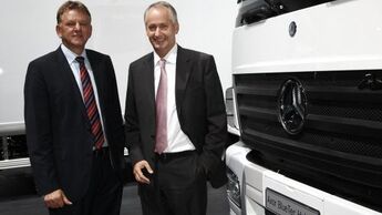 Daimler-Vorstand Andreas Renschler und Lkw-Chef Hubertus Troska präsentieren den Hybrid-Axor 