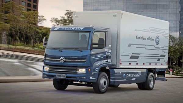 Daimler baut seine bereits bestehenden Kooperationsaktivitäten mit „The Mobility House“ (TMH) weiter aus. Gemeinsam mit Mobility House arbeitet das Unternehmen intensiv an der Integration von Elektrofahrzeugen in das Stromnetz und legt damit den Grundstein für neue elektromobile Services und Produkte für Privat- und Flottenkunden; FUSO eCanter 

Daimler is extending its existing cooperation activities with "The Mobility House" (TMH). Together with Mobility House the company is working intensively on the integration of electric vehicles into the mains supply and is thus laying the foundation stone for new electromotive services and products for private and fleet customers; FUSO eCanter