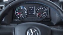 Daimler baut seine bereits bestehenden Kooperationsaktivitäten mit „The Mobility House“ (TMH) weiter aus. Gemeinsam mit Mobility House arbeitet das Unternehmen intensiv an der Integration von Elektrofahrzeugen in das Stromnetz und legt damit den Grundstein für neue elektromobile Services und Produkte für Privat- und Flottenkunden; FUSO eCanter 

Daimler is extending its existing cooperation activities with "The Mobility House" (TMH). Together with Mobility House the company is working intensively on the integration of electric vehicles into the mains supply and is thus laying the foundation stone for new electromotive services and products for private and fleet customers; FUSO eCanter