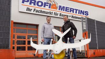 David Heller, Mitarbeiter bei Wingcopter im Liefermichel-Projekt (links), Stephan Mertins, Geschäftsführer Profi Mertins (rechts)
