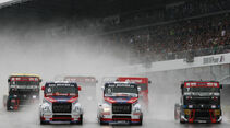 David Vrsecky in seinem Freightliner (Nr. 5) gewinnt die Regenschlacht.