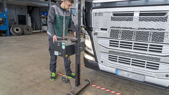 Dekra-Experte Andreas Lahne checkt einen gebrauchten Lkw