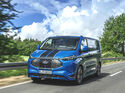 Der E-Transit Custom bietet zwei elektrische Antriebsoptionen mit 100 kW (136 PS) oder 160 kW (218 PS) und erreicht eine Reichweite von bis zu 327 Kilometern
Foto: Ford