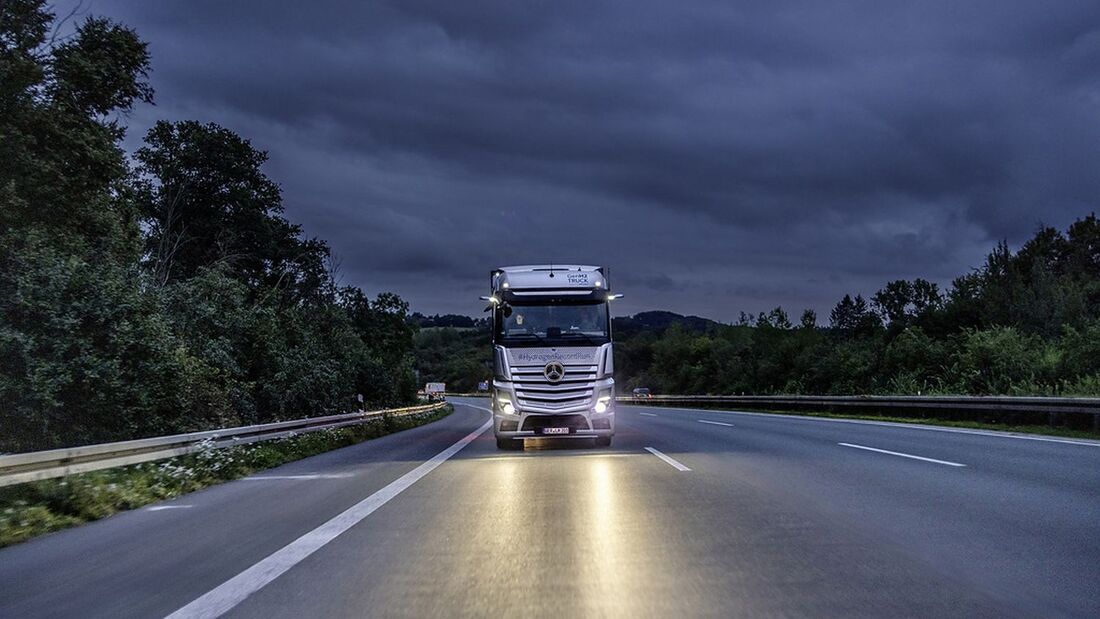 Der GenH2  von Mercedes-Benz Trucks bei Nacht.