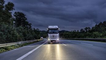 Der GenH2  von Mercedes-Benz Trucks bei Nacht.