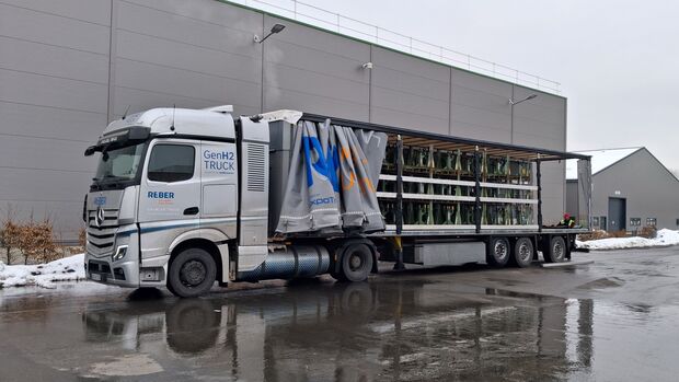 Der Logistikdienstleister Reber Logistik setzt in der Inbound-Logistik für Daimler Truck erstmals den Mercedes-Benz GenH2 Truck ein. Der Wasserstoff-Lkw ergänzt die emissionsfreie Werkbelieferung per Elektro-Lkw.